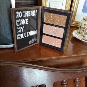 Revolution X Beetlejuice Highlighter Pallette